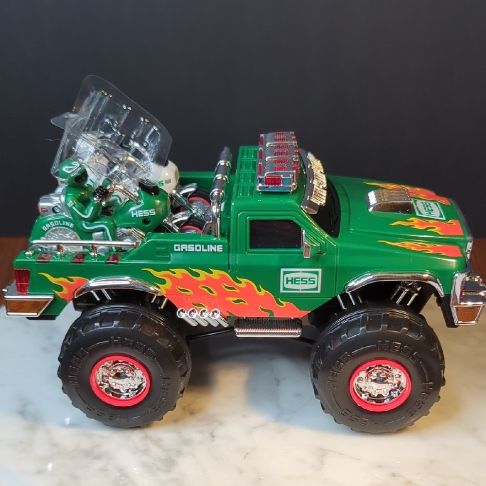 Hess 2007 Green Monster Truck with Motorcycles, SHIPPING INCLUDED.